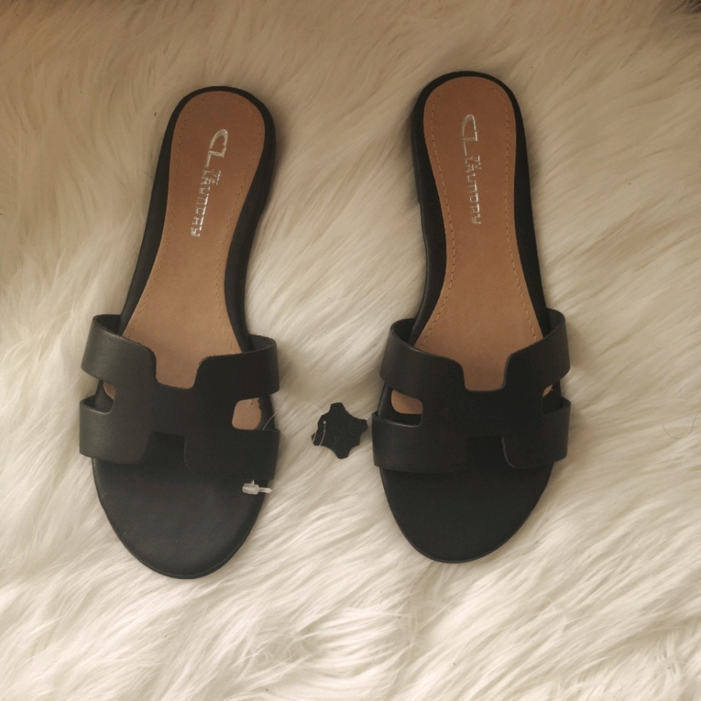 Flat sandals